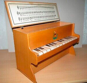 Kinder-Klavier aus DDR-Produktion